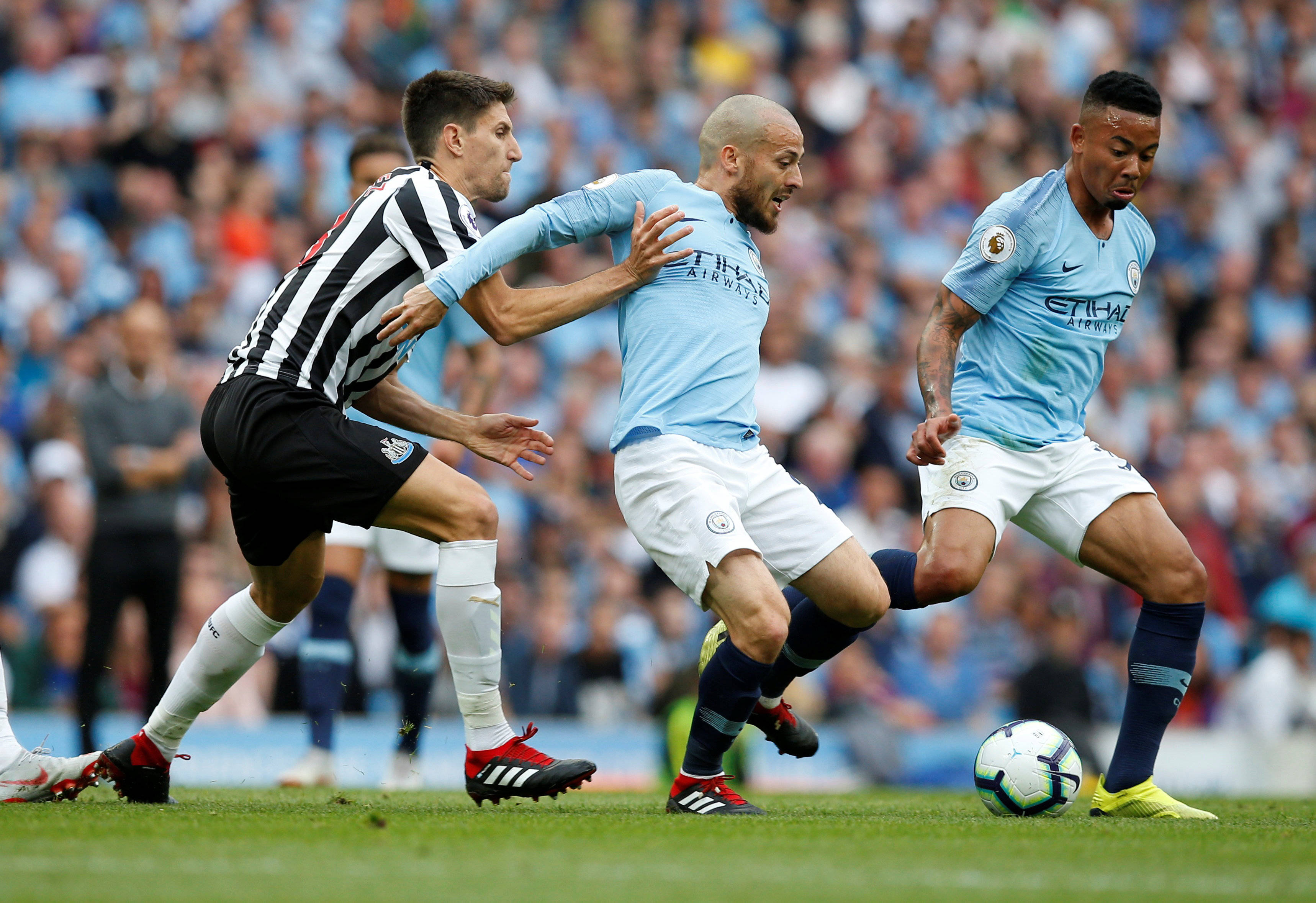 英超赛程吃紧，斯图加特转会期遗憾出局，媒体盛赞，阵容厚度经受考验的简单介绍